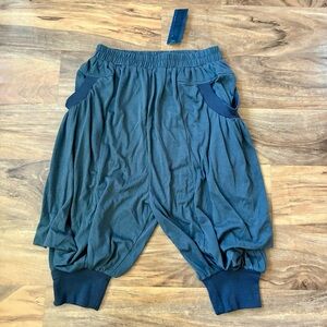 Folded And Hung Women's Capri Pants Gray Size Small Elastic Waist NEW